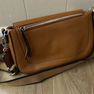Elegant Tan Leather Shoulder Bag